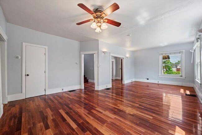 Building Photo - Perfect 4bd located in the Heart of Englewood