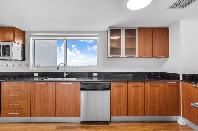 Building Photo - 1800 N Bayshore Dr