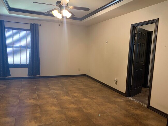 Building Photo - 3129 Rosco Dr