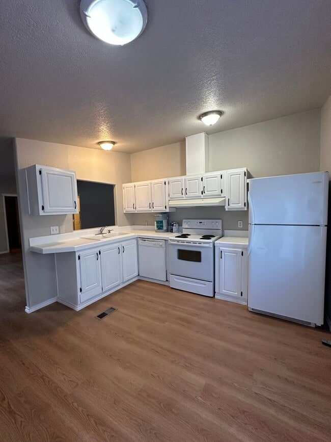 Building Photo - Adorable home in La Pine area, 1.5 acres fully fenced!!