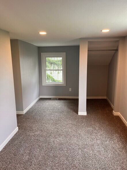 North bedroom - 10936 Toledo St