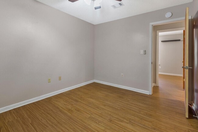 Building Photo - 400 31st St