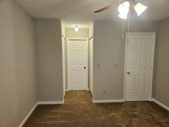 Building Photo - Don't miss out on this 2 bed 2.5 bath cond...