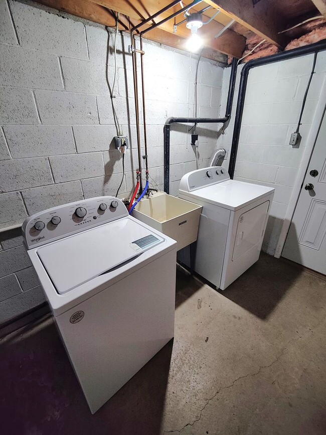 Building Photo - *Recently Updated 2BD/1.5BA Townhouse Available for Rent in West Mifflin*