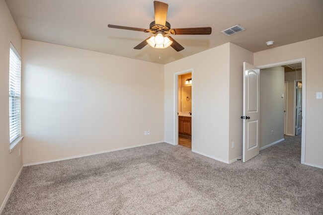 Building Photo - Beautiful 3 Bedroom, 2.5 Bath duplex located in Woodland Estates!