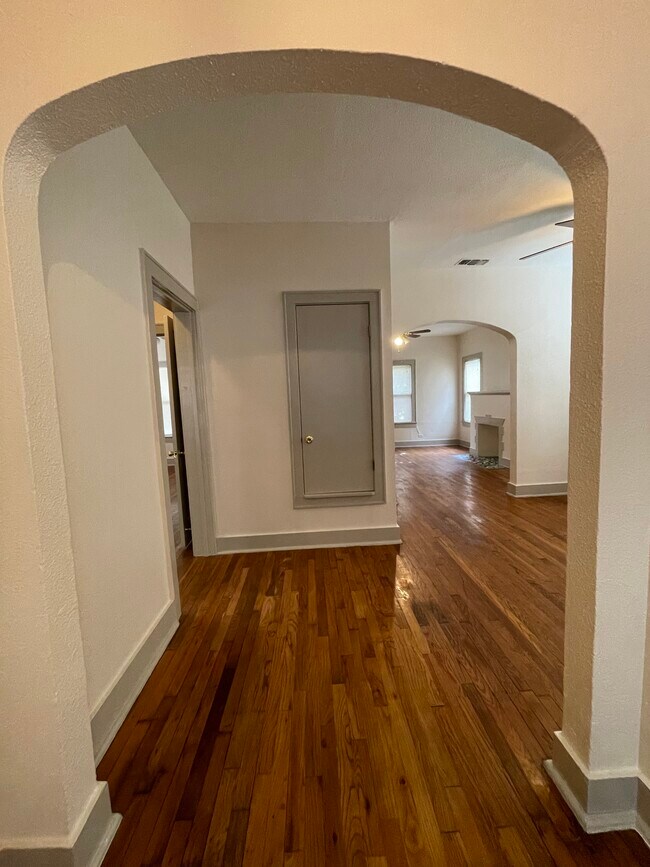 Building Photo - 713 E Elmira St