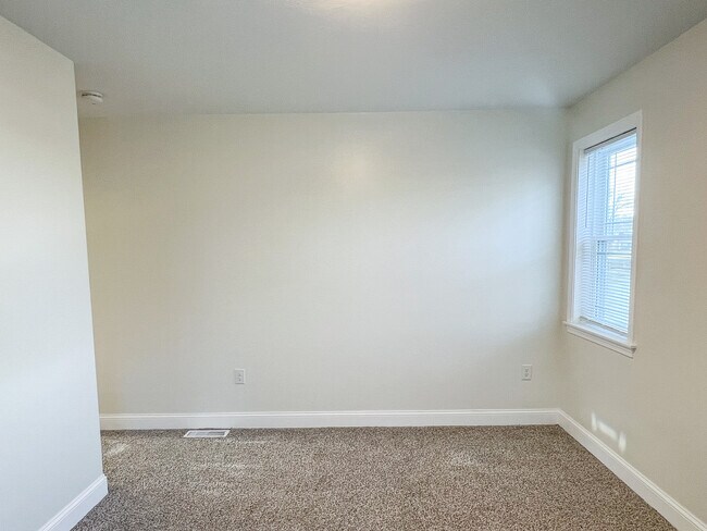 Building Photo - 194 Commercial St