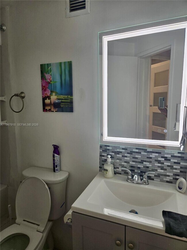 Building Photo - 801 Brickell Bay Dr