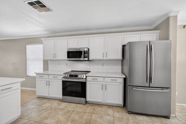 Building Photo - Updated House in Chandler Community