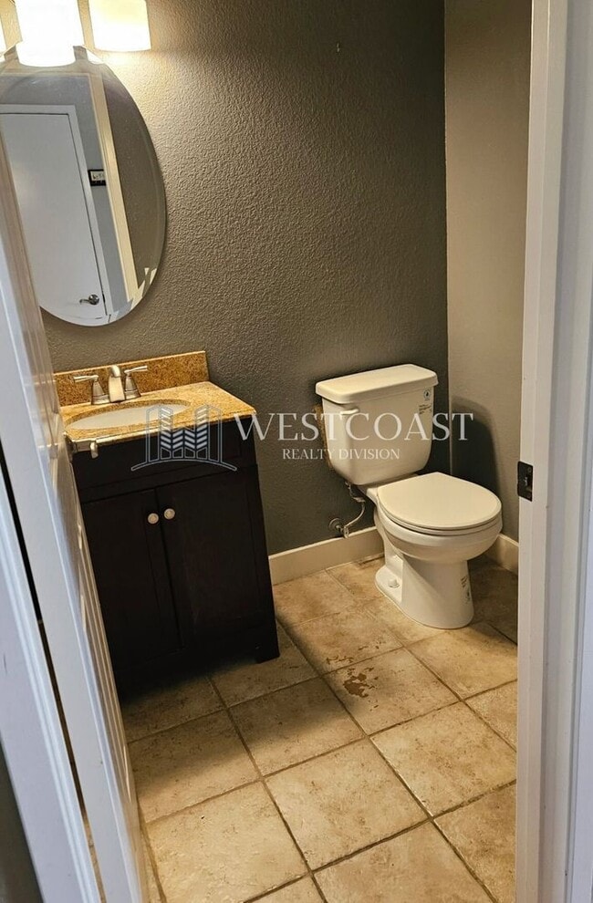 Building Photo - Elegant 3-Bedroom Home in Gated Vista Comm...