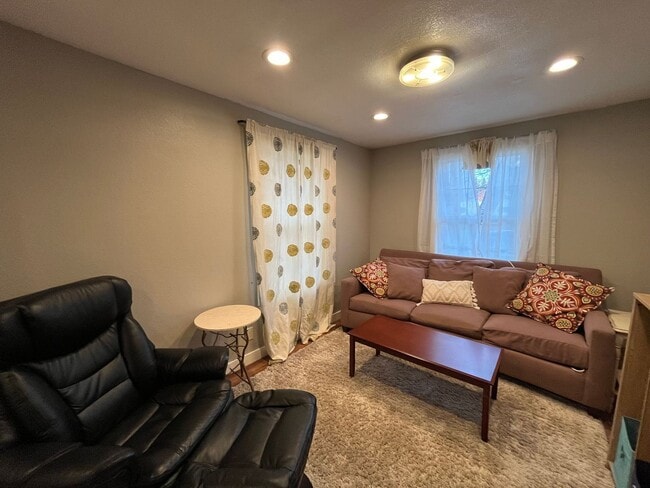 Building Photo - Move-in Ready 3 Bedroom Downtown Home