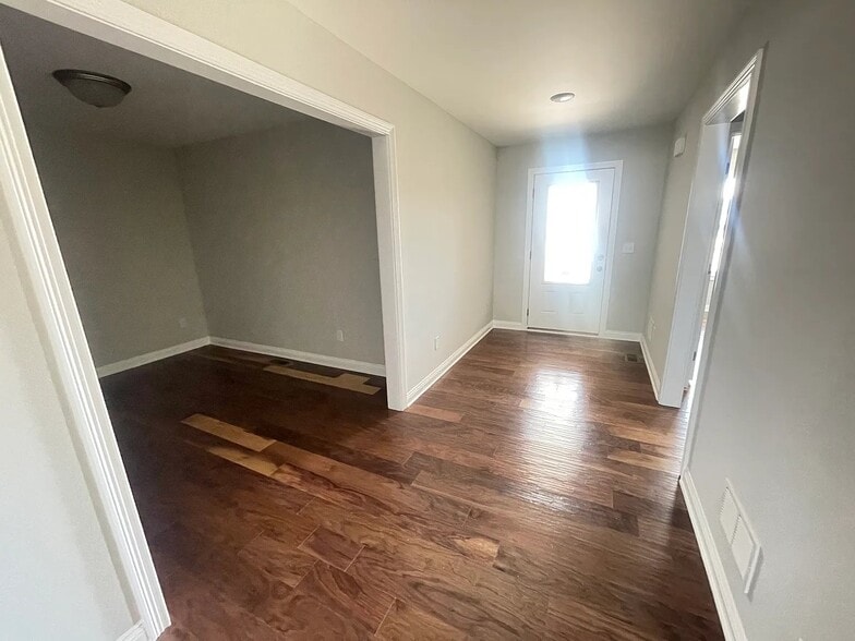 Building Photo - 2027 Spring Lakes Cir