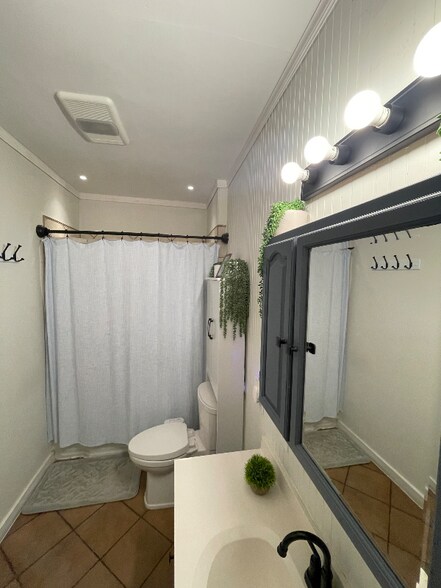 Building Photo - 183 Connors St