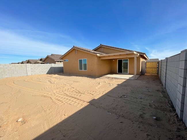 Building Photo - NEARLY NEW Home in the Desired Desert Sands Subdivision!