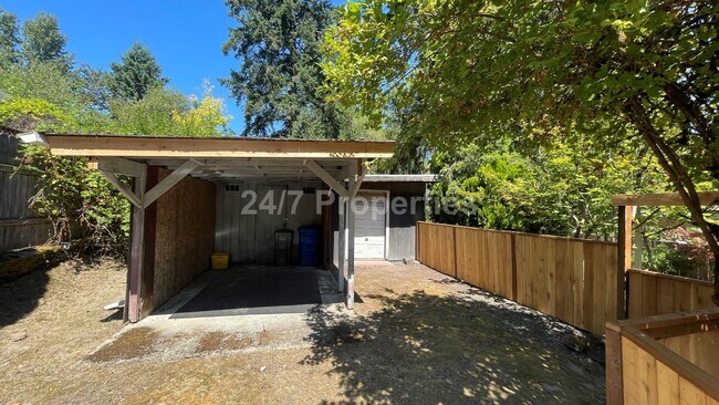 Building Photo - 2 Primary Suites + Huge Yard in Markham - ...