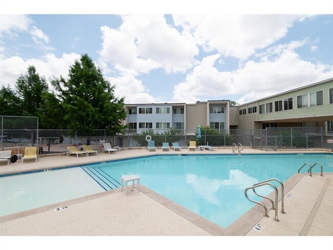Building Photo - 604 N Bluff Dr