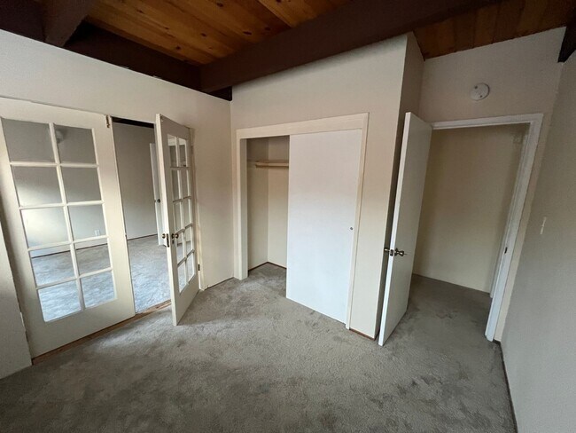 Building Photo - Mid-Century Hayward Home For Rent