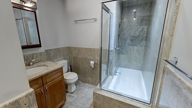 Building Photo - Large Unit on Newbury St, In-Unit Washer and Dryer, Eat-in Kitchen, All Large Bedrooms, Desirable...