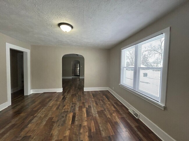 Building Photo - ** Move in Special ** Updated 3-Bedroom, 1-Bathroom Home – $1,350/Month | 1,092 Sq. Ft. | Accepti...