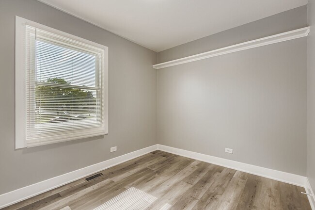 Building Photo - 5611 Allemong Dr