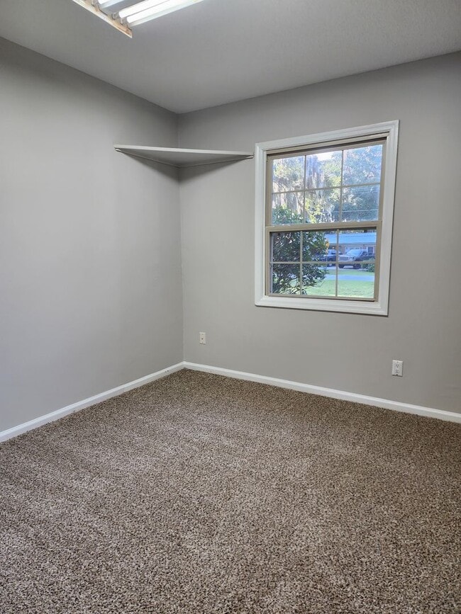 Building Photo - Available Mid August- 3bd, 2ba home with C...