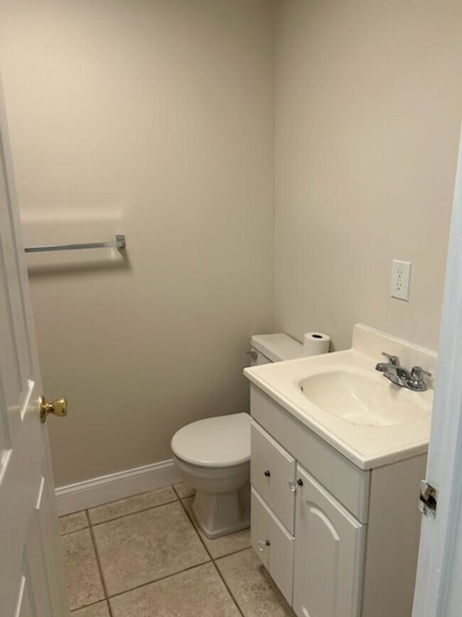 Building Photo - Large Bright  1 Bedroom Apartment