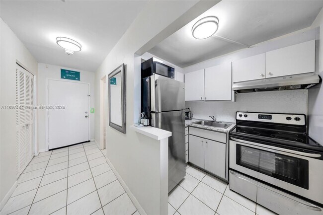 Building Photo - 7904 West Dr