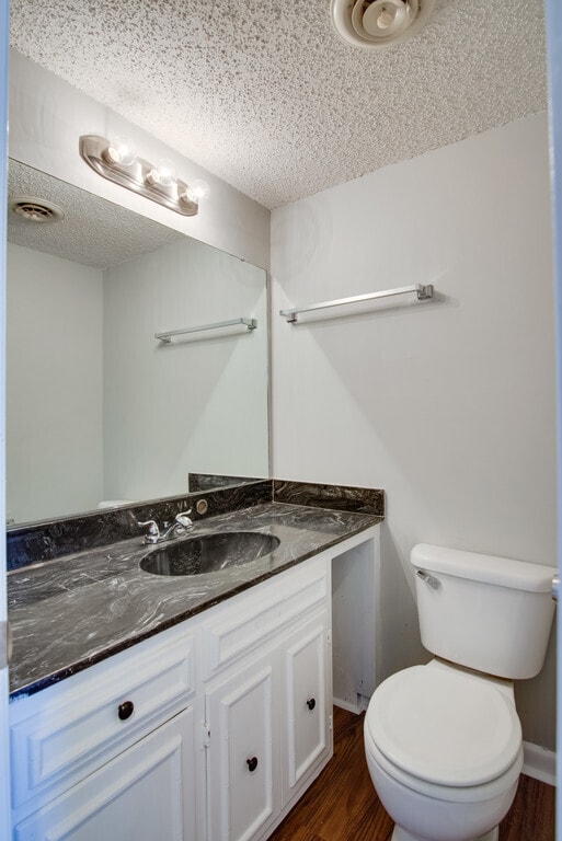 Building Photo - Amazing and spacious 3/2.5 Hermitage Townhouse with fireplace & patio!!! Pets ok!