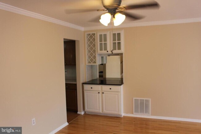 Building Photo - 611 Suffield Dr