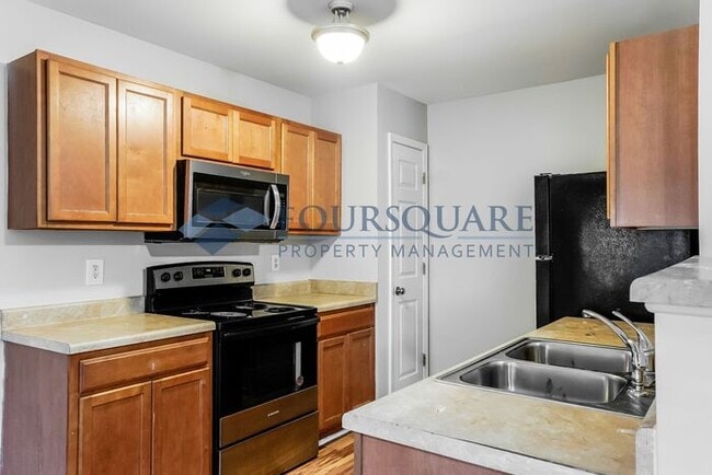 Building Photo - Townhome | Master Bedroom Walk-in Closet |...