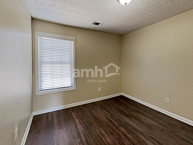 Building Photo - 320 Lazy Willow Lane