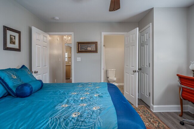 Building Photo - Charming 2-Bedroom Picturesque Furnished H...