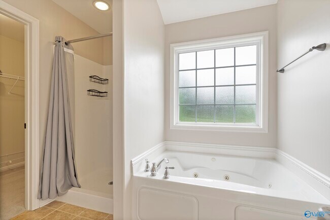 Building Photo - 108 Landings Way Dr