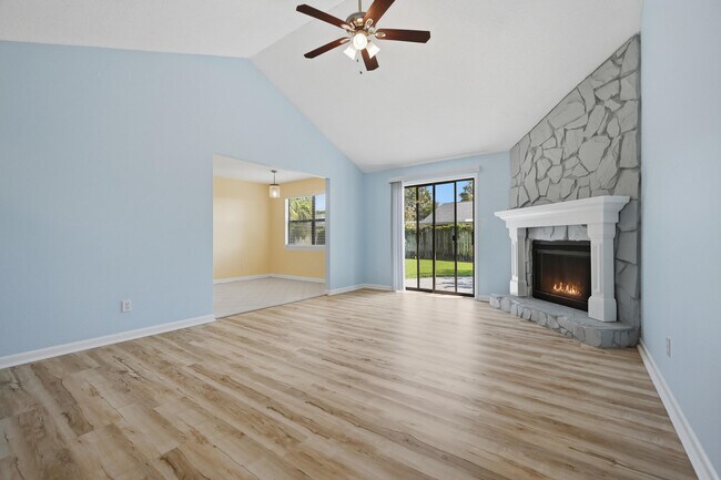 Building Photo - 349 Primrose Cir