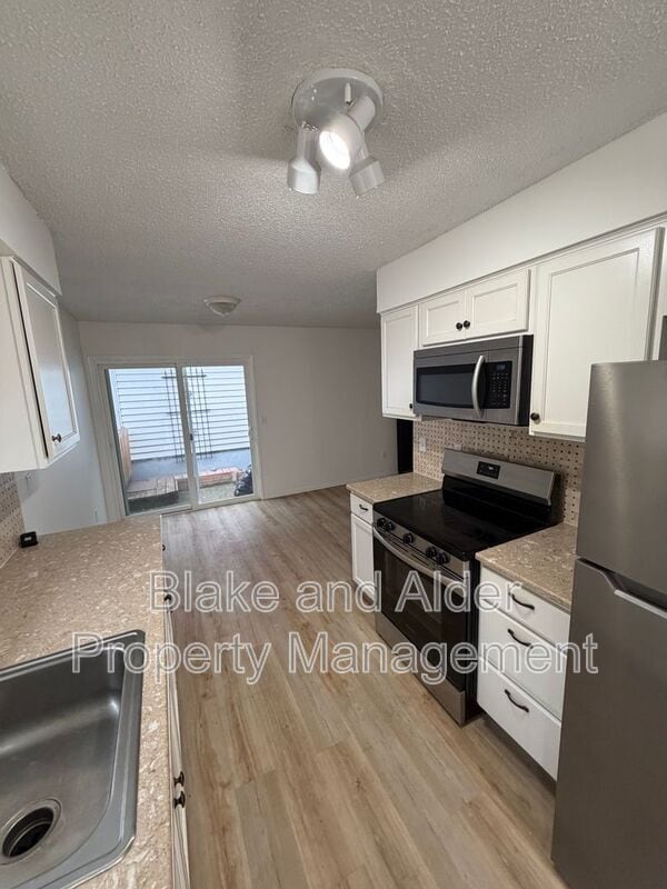 Building Photo - 5533 SW Lombard Ave