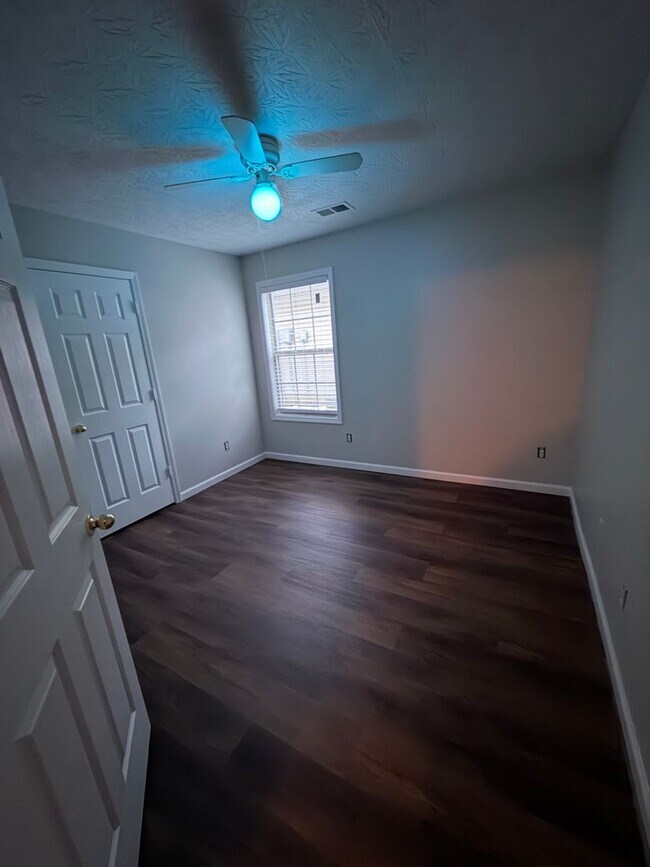 Building Photo - 3 Bedroom Available Now!