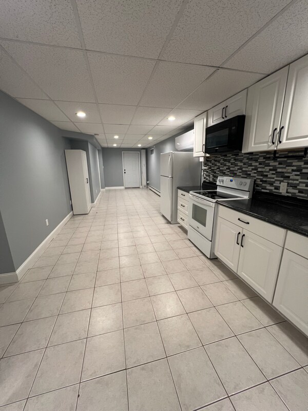 Building Photo - 655 Middle Country Rd