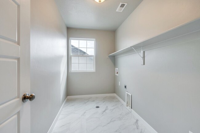 Building Photo - Stunning 5 Bedroom Herriman Home with Mode...