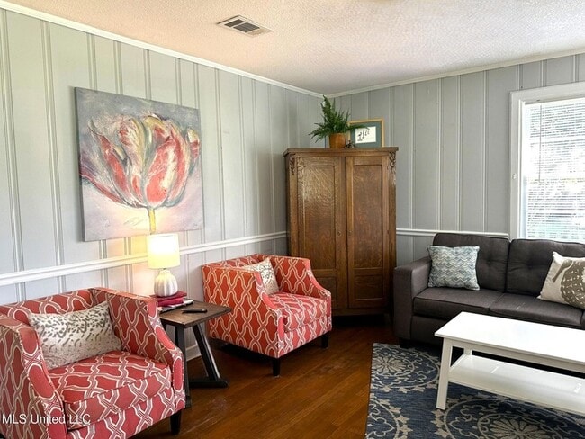 Building Photo - 1323 3rd St