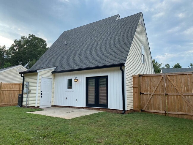Building Photo - Beautiful 3 bed, 2 bath in Central