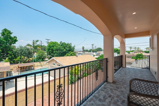 Building Photo - Stylish & Bright 2 Bed 2 Bath | Fully Furn...