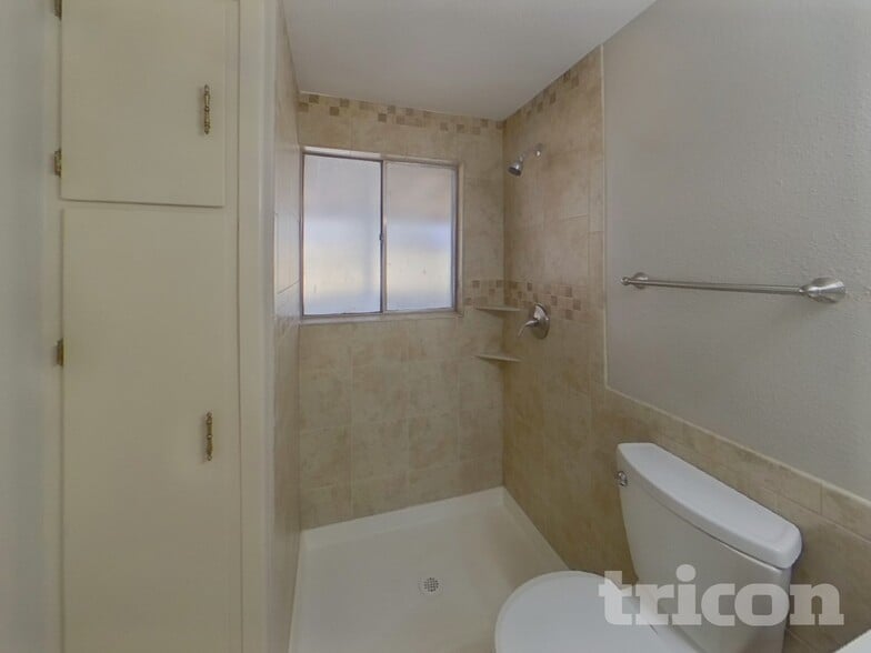 Building Photo - 1017 De La Vista Pl