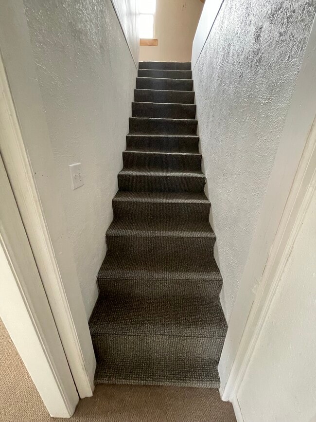 Building Photo - 921 NW D St