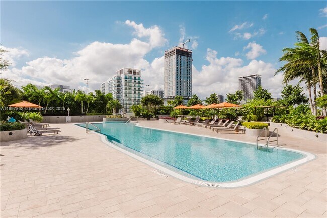 Building Photo - 700 NE 24th St