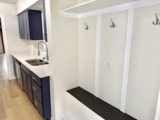 Building Photo - 705 W Olin Ave