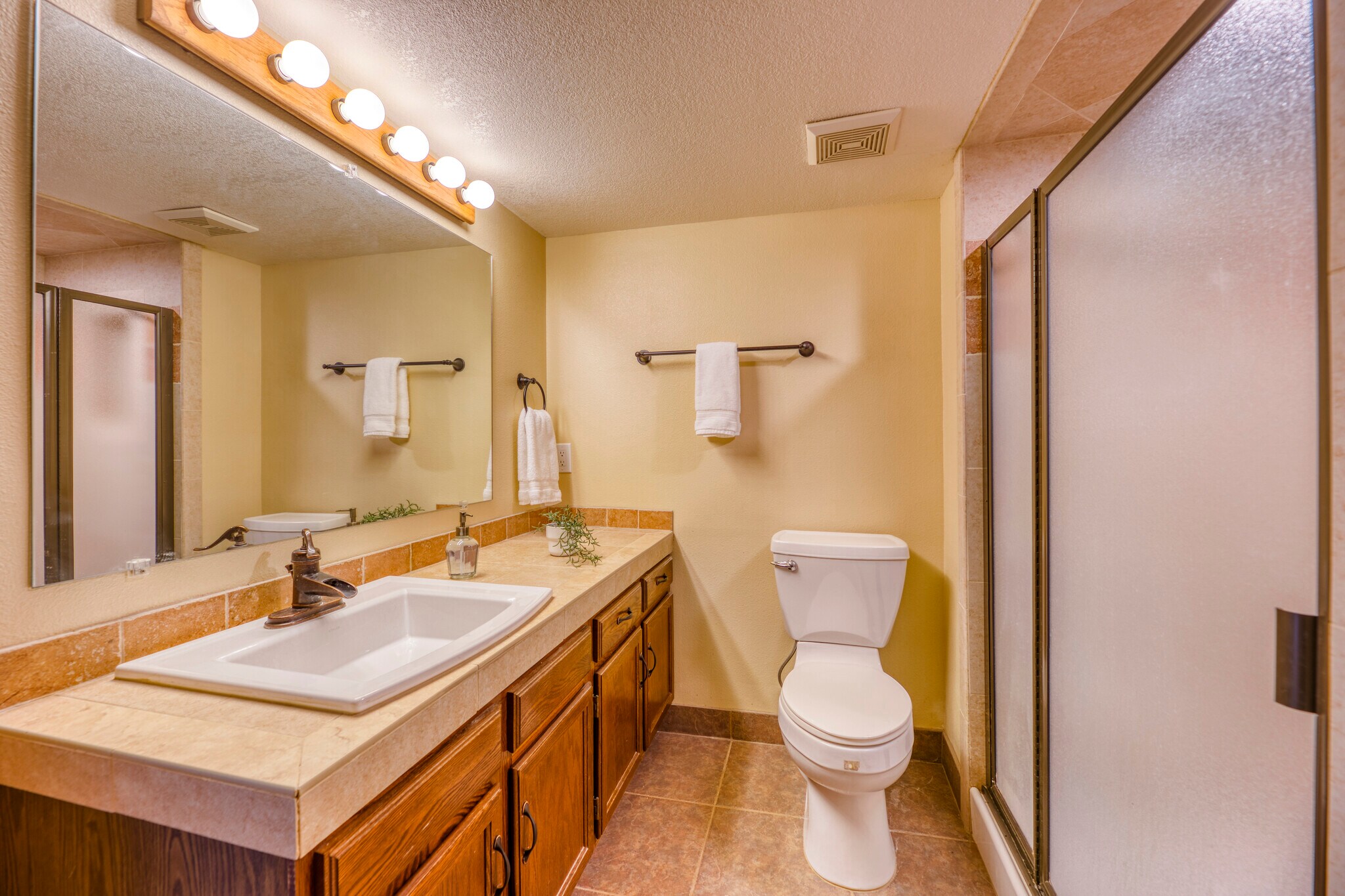 Bedroom 3 Bath - 1518 E Nichols Cir