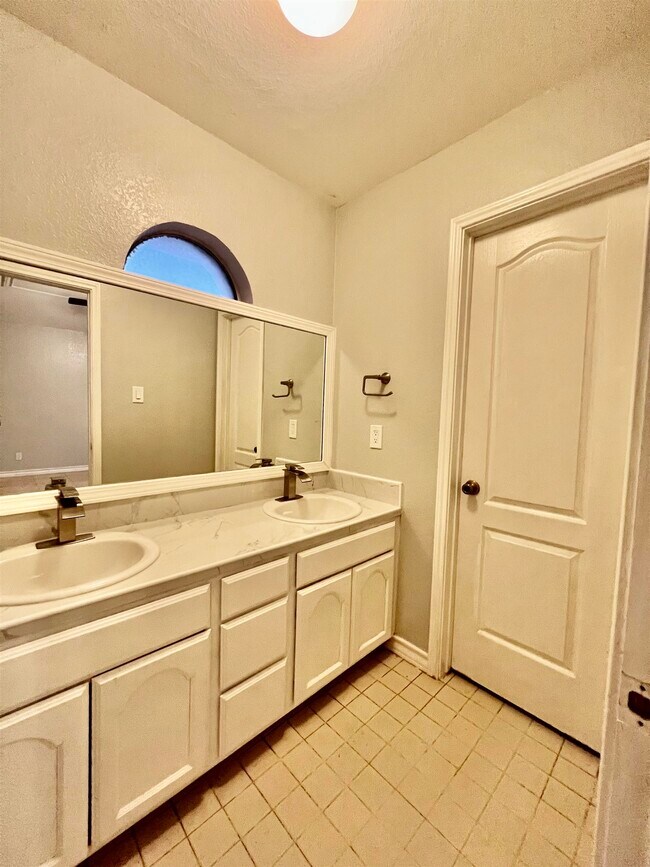Building Photo - 1101 Shiloh Dr