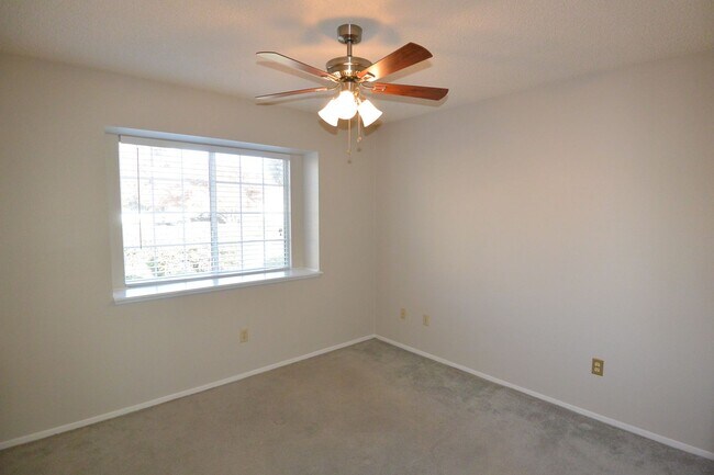 Building Photo - 3 bedroom 2 bathroom in the El Diamante sc...