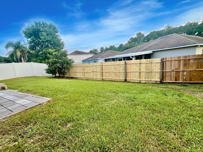 Building Photo - 3/2 with flex room & Fenced in yard