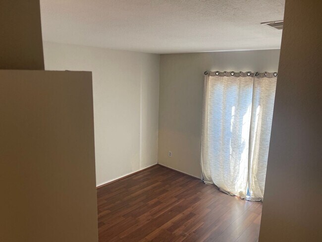 Building Photo - 2br/2ba condo with attached garage